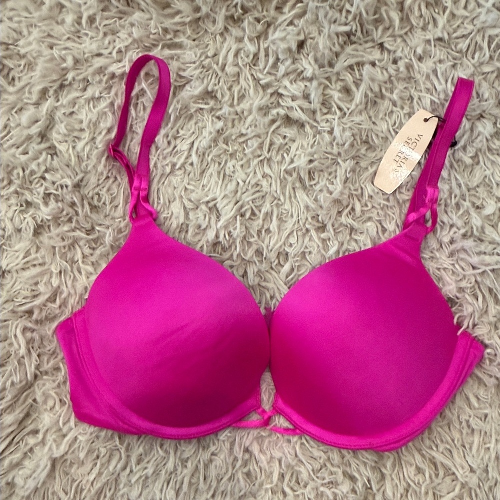 NWT Victoria’s Secret Miraculous Plunge Bra 32B